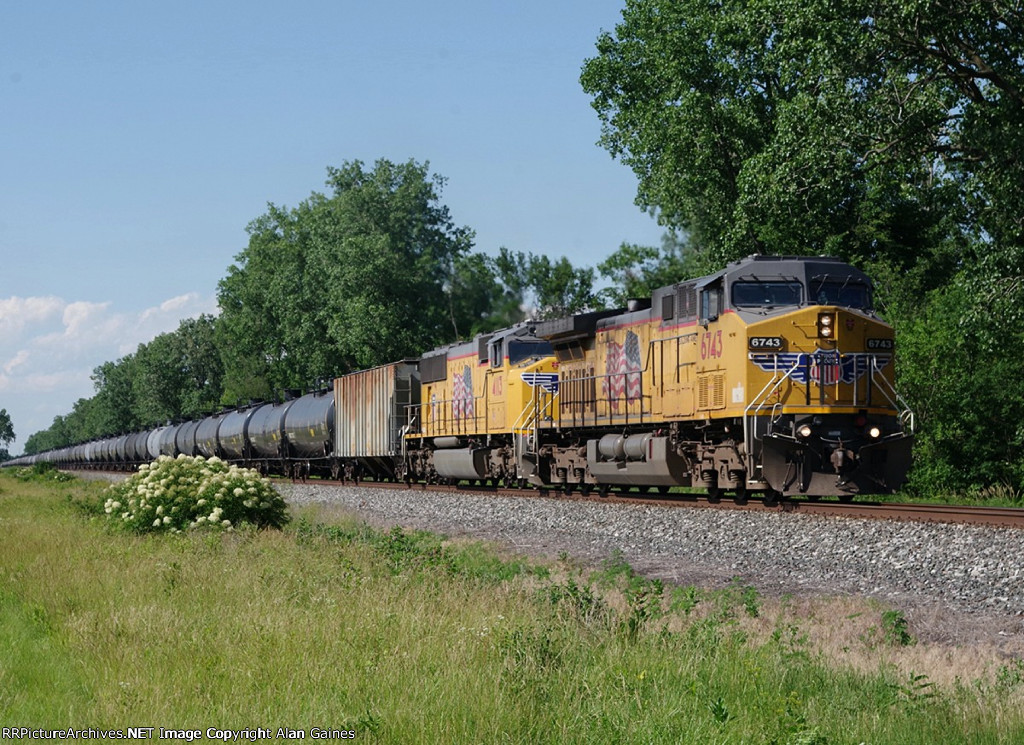 BNSF ES44C4 6743